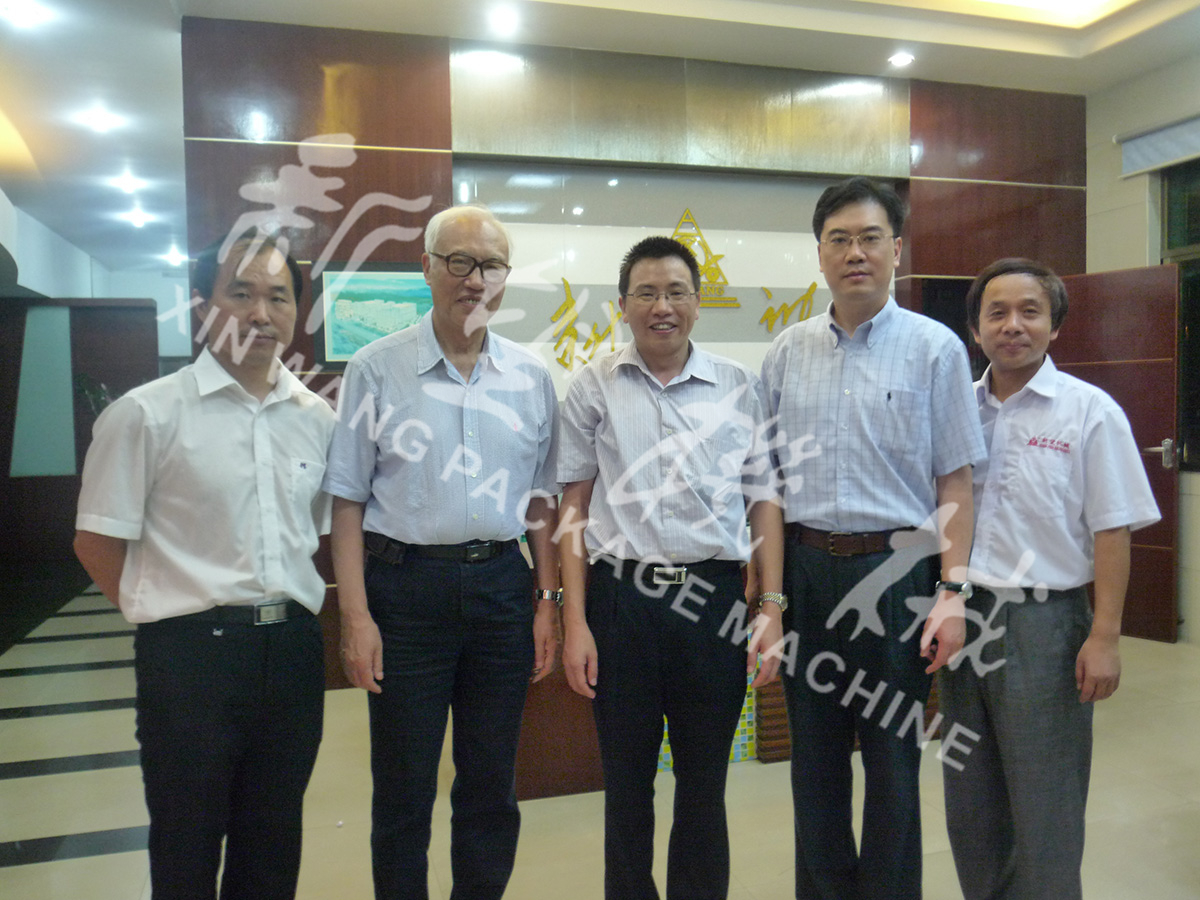 中國工程院院士段正澄、中國工程院院士、華中科技大學黨委書記邵新宇、廣東省智能機器人研究院院長張國軍一行蒞臨新望公司考察指導