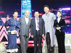 新望董事長羅永輝與著名歌星劉尊老師、汪正正老師、郭津彤老師、主持人雅琪在北京電視臺錄制節目現場親切合影